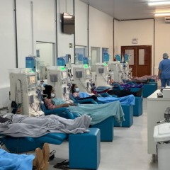 Pacientes e profissionais da Fundação Pró-Rim durante sessão de hemodiálise na unidade de Palmas