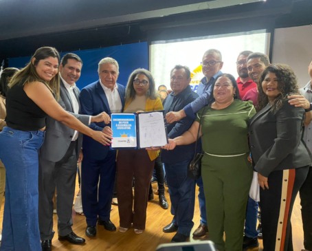 “Neste Dia do Professor, recebemos um presente muito especial: o envio do nosso PCCR à Assembleia”, comemora o parlamentar - Foto: Thatiane Cunha