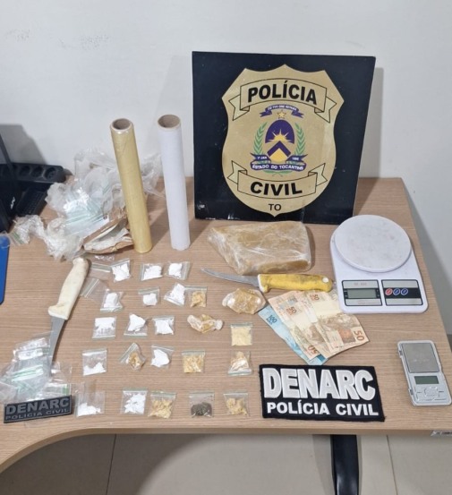 Drogas e demais apetrechos apreendidos na casa de suspeito em Araguaína - Foto: DICOM SSP TO 