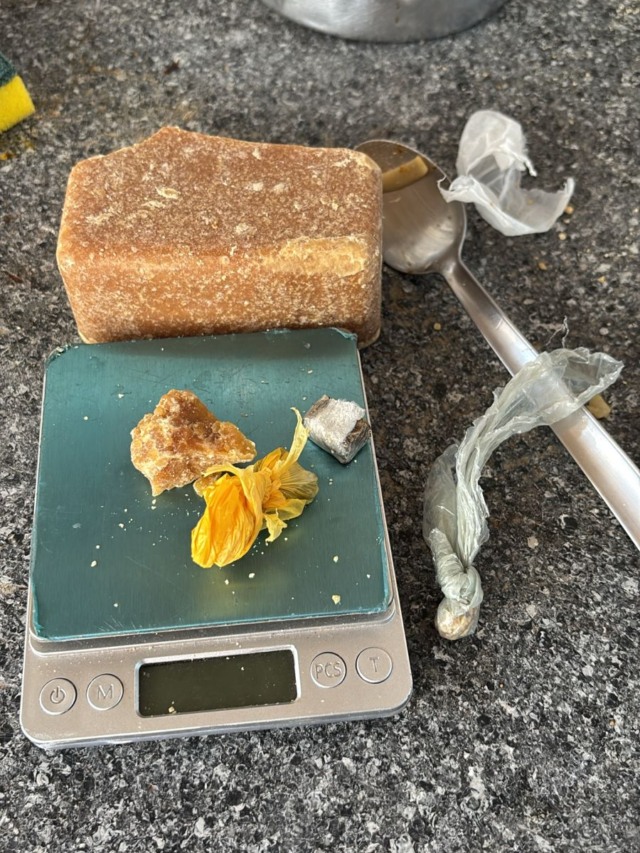 Sugestão de legenda para a foto. Drogas e balança de precisão foram apreendidas durante operação da Polícia Civil em PalmaS - Foto: DICOM SSP TO 