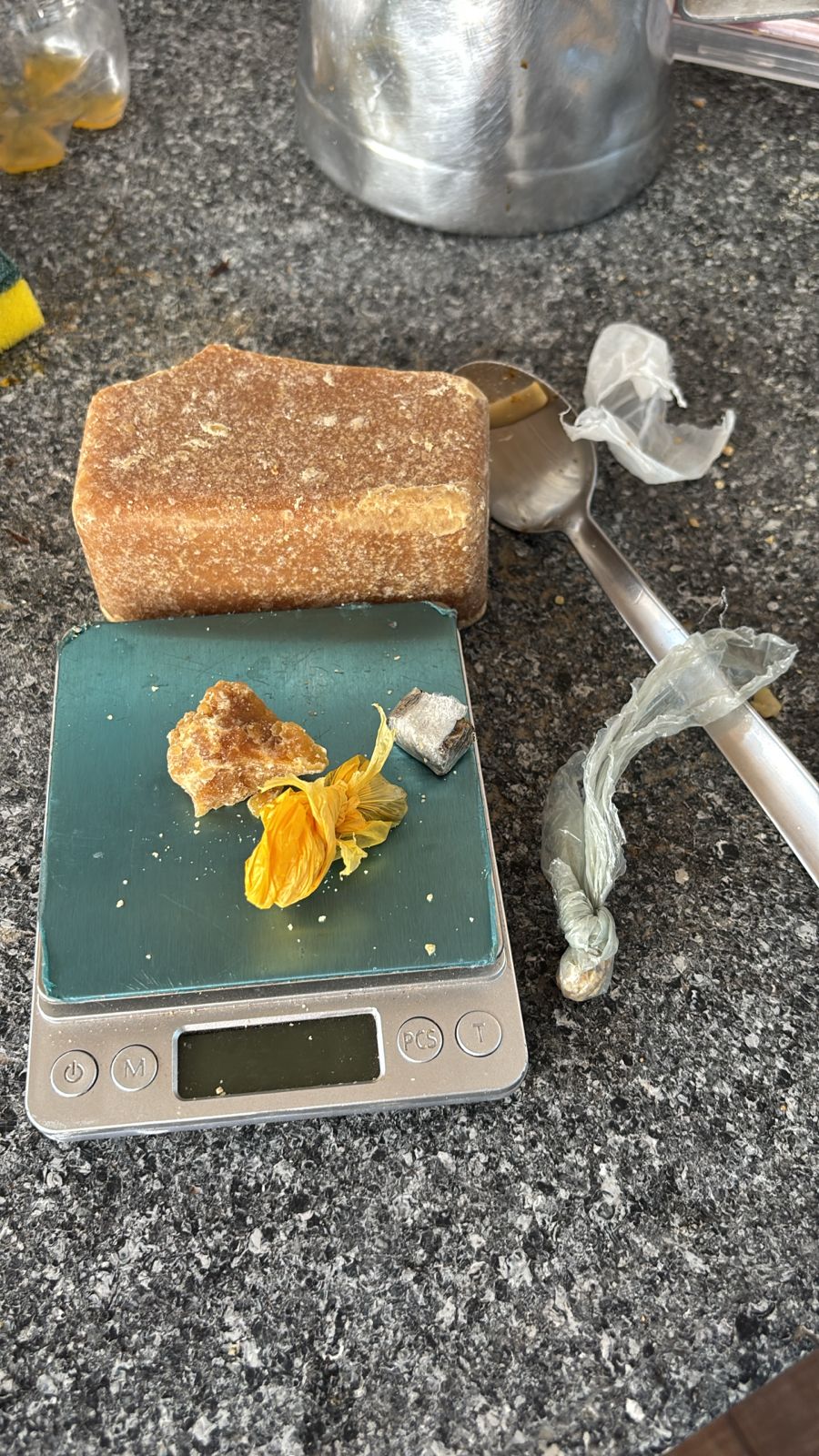 Sugestão de legenda para a foto. Drogas e balança de precisão foram apreendidas durante operação da Polícia Civil em PalmaS - Foto: DICOM SSP TO 