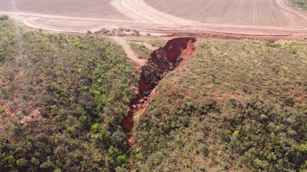 Descarte irregular de produtos resultou em uma enorme voçoroca -Foto: DICOM SSP TO Descarte irregular de produtos resultou em uma enorme voçoroca -Foto: DICOM SSP TO