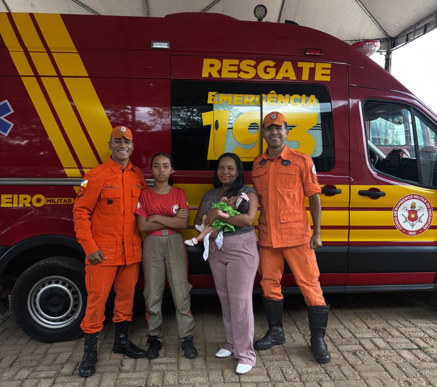 Ana Júlia Alves de Sousa, de 13 anos, salvou a irmã recém-nascida aplicando técnicas aprendidas no PROEBOM. Na foto, ela aparece ao lado da mãe, da irmã e dos soldados Nunes e Ícaro, instrutores do programa - Foto: Divulgação CBMTO Ana Júlia Alves de Sousa, de 13 anos, salvou a irmã recém-nascida aplicando técnicas aprendidas no PROEBOM. Na foto, ela aparece ao lado da mãe, da irmã e dos soldados Nunes e Ícaro, instrutores do programa - Foto: Divulgação CBMTO