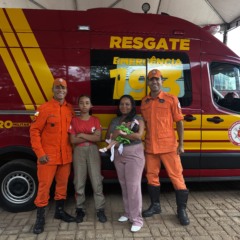 Ana Júlia Alves de Sousa, de 13 anos, salvou a irmã recém-nascida aplicando técnicas aprendidas no PROEBOM. Na foto, ela aparece ao lado da mãe, da irmã e dos soldados Nunes e Ícaro, instrutores do programa - Foto: Divulgação CBMTO