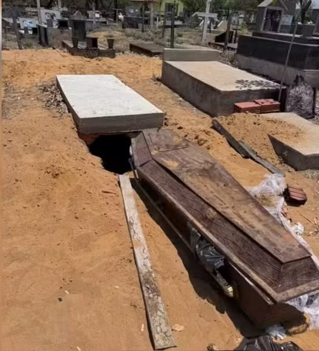 Caixão foi retirado de sepultura em cemitério de Novo Acordo, no Tocantins — Foto: Mhábio Robson/Prefeitura de Novo Acordo
