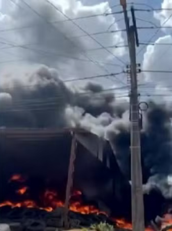 Incêndio atinge depósito de pneus e deixa brigadista ferido; VÍDEO