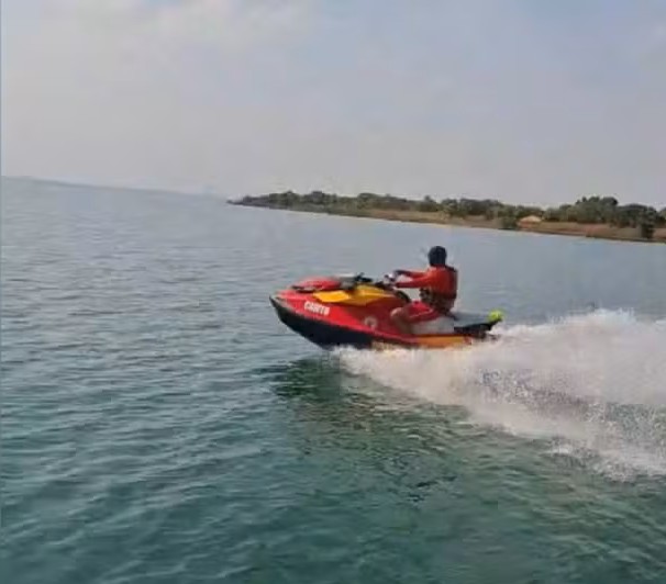 Bombeiro durante buscas por vítima de naufrágio no lago de Palmas — Foto: Divulgação/Bombeiros