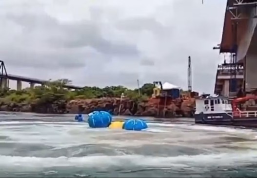 DNIT inicia resgate de caminhão que caiu com a ponte JK, entre Aguiarnópolis (TO) e Estreito (MA) — Foto: Arquivo Pessoal/Elias Júnior