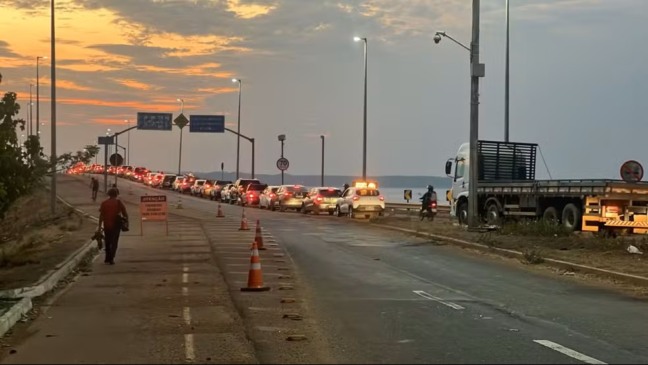 Fila de carros na ponte entre Palmas e Luzimangues — Foto: Kaliton Mota/TV Anhanguera