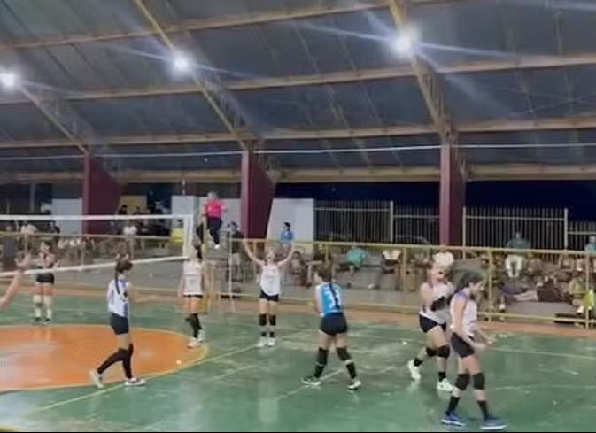 Ofensas ocorreram durante jogo de vôlei — Foto: Reprodução/TV Anhanguera