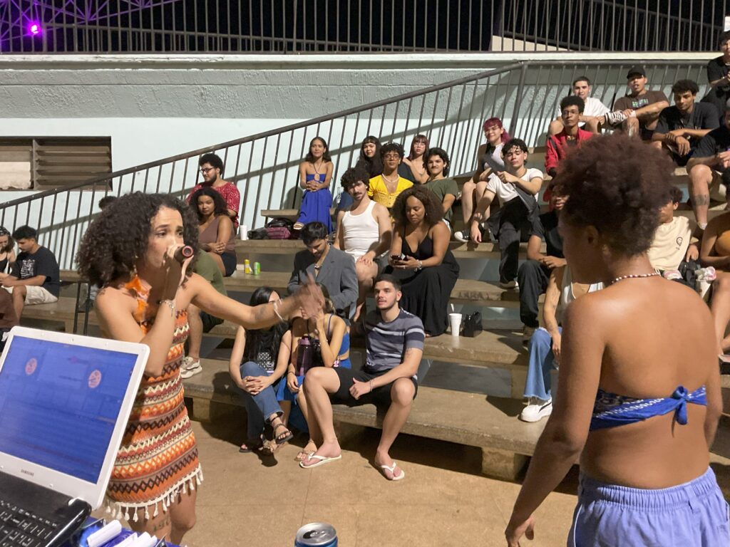 A noite do último domingo, 09, começou com a Batalha das Minas, que acontece todo mês no Espaço Cultural, em Palmas. Na foto: MC Juliá e MC Garnet – Foto: Kaio Costa A noite do último domingo, 09, começou com a Batalha das Minas, que acontece todo mês no Espaço Cultural, em Palmas. Na foto: MC Juliá e MC Garnet – Foto: Kaio Costa