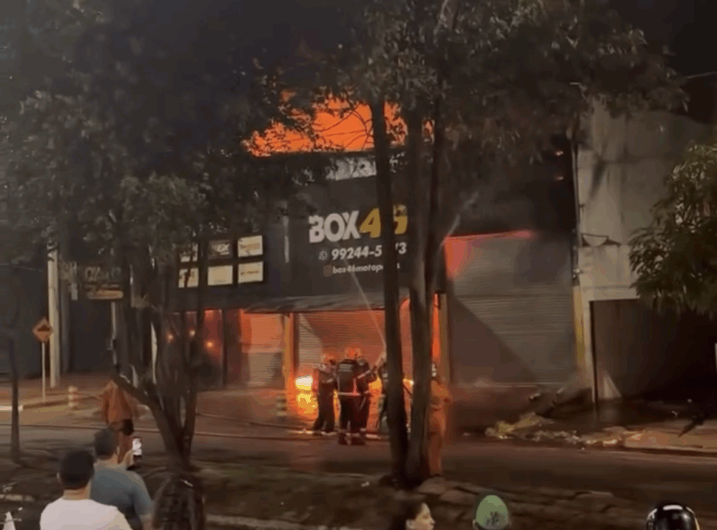 Incêndio destrói oficina de motos em Palmas e causa prejuízo milionário; VÍDEOS