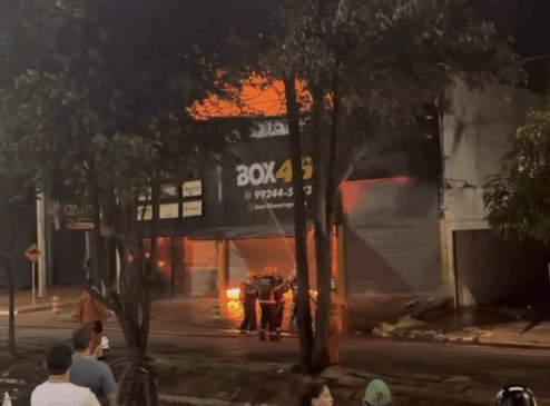 Incêndio destrói oficina de motos em Palmas e causa prejuízo milionário; VÍDEOS