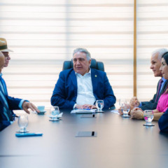 Governador Laurez Moreira recebeu o presidente do Tribunal de Contas do Tocantins, conselheiro Alberto Sevilha, juntamente com o procurador-geral de Contas, Oziel Pereira dos Santos, para a entrega oficial da lista tríplice destinada à escolha do novo Procurador-Geral de Contas para o biênio 2026/2027 - Foto: Hiroshi Fukushima/Governo do Tocantins