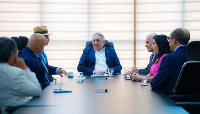 Governador Laurez Moreira recebeu o presidente do Tribunal de Contas do Tocantins, conselheiro Alberto Sevilha, juntamente com o procurador-geral de Contas, Oziel Pereira dos Santos, para a entrega oficial da lista tríplice destinada à escolha do novo Procurador-Geral de Contas para o biênio 2026/2027 - Foto: Hiroshi Fukushima/Governo do Tocantins