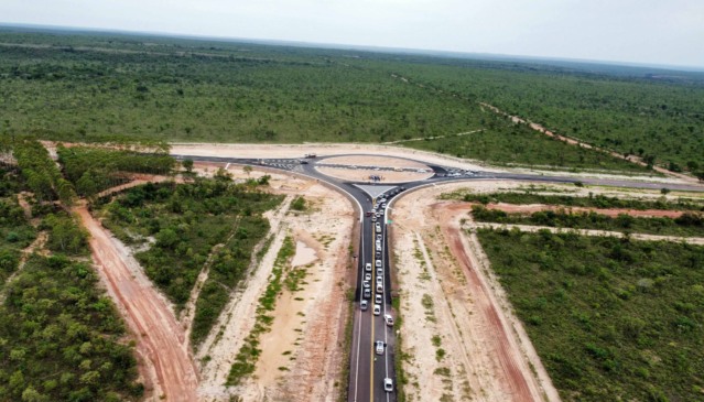 Governador Laurez Moreira assinou Ordem de Serviço para construção da rodovia TO-110, que liga São Félix a Mateiros - Foto: Ademir dos Anjos/Governo do Tocantins