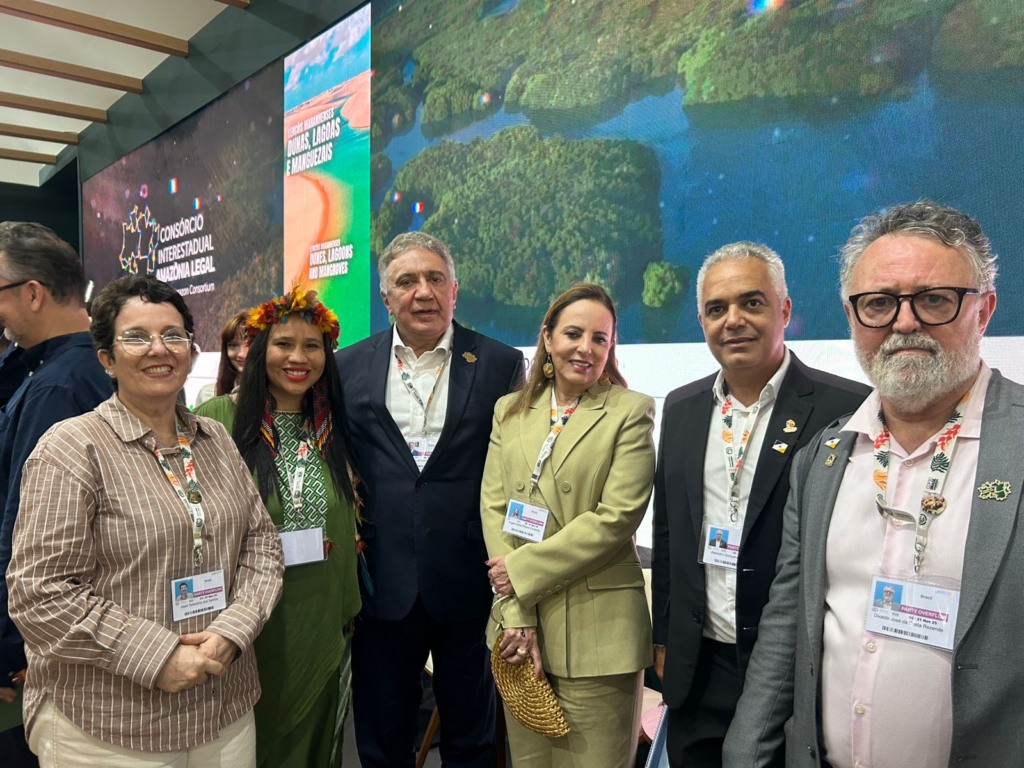 Governador Laurez Moreira , ladeado pela secretário da Semarh, Divaldo Rezende, presidente da Tocantins Parceria, Aleandro Lacerda, primeira-dama, Dra Ângela Prudente, secretária dos Povos Originários, Narúbia Werreria e a superintendente Marli Santos (Dir. para esquerda) - Foto: Divulgação Semarh 