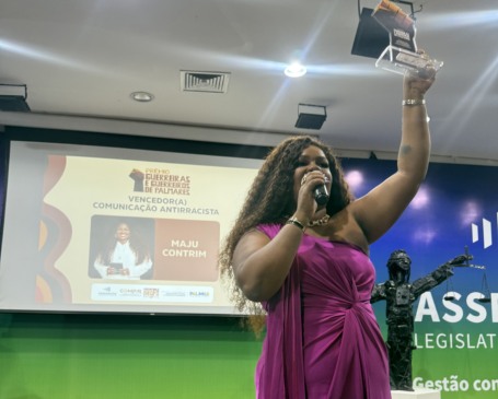 Maju Cotrim recebe Prêmio Guerreiras e Guerreiros de Palmares como destaque da comunicação antirracista no Tocantins