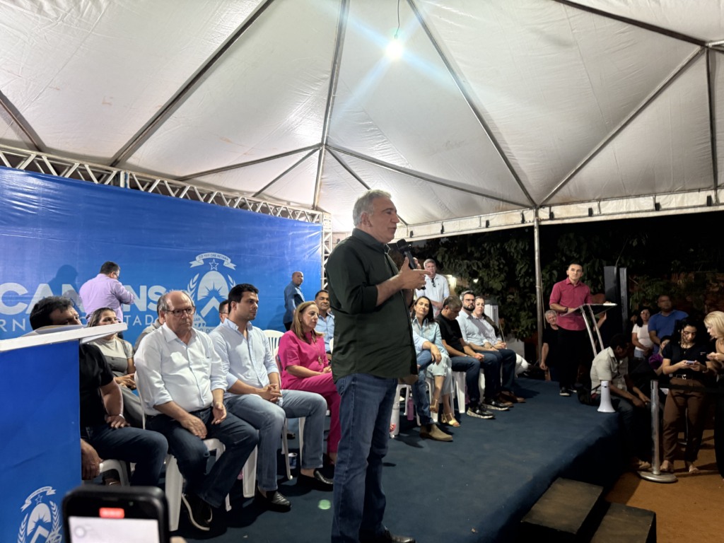 Assinatura de ordem de serviço em Palmas reúne Laurez, Eduardo, Irajá e até Cinthia; Governador faz discurso com foco em obras 