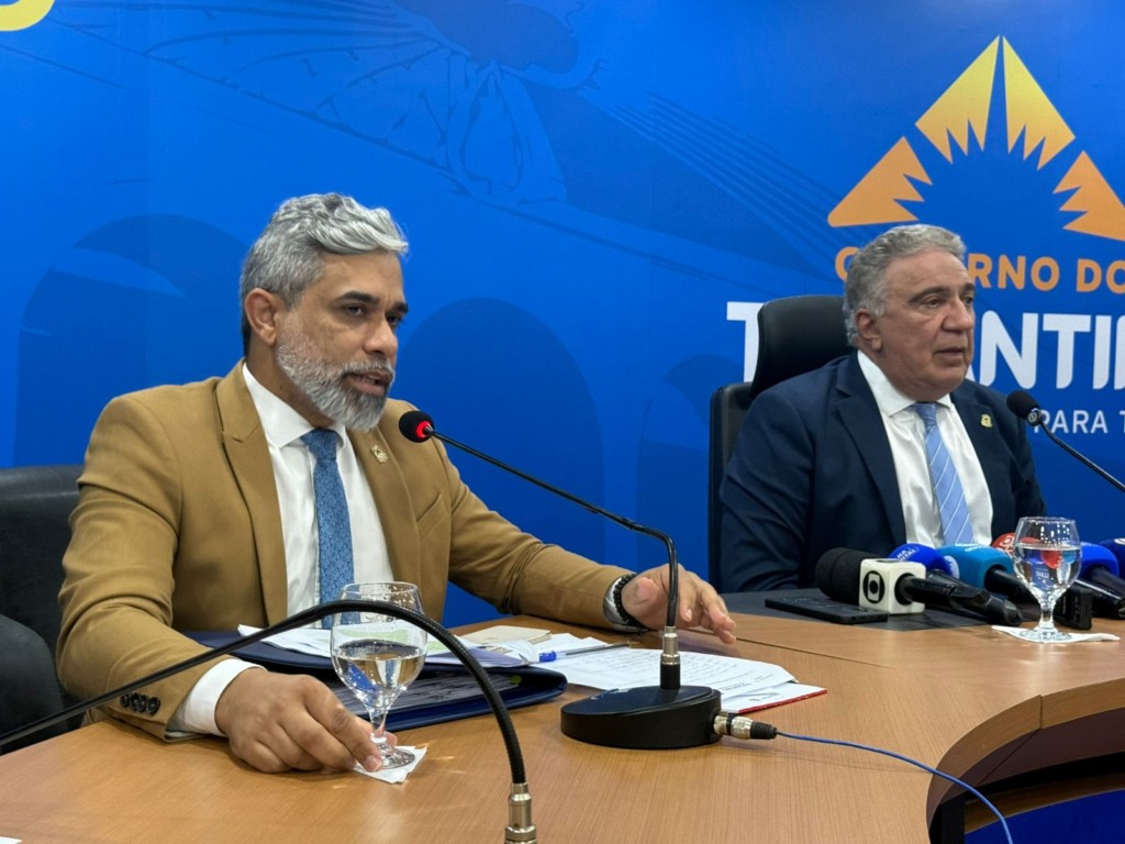 Secretário diz que saúde está doente, garante que “governo está no controle do descontrole” e que usará “braço forte” para que população não fique desassistida Secretário diz que saúde está doente, garante que “governo está no controle do descontrole” e que usará “braço forte” para que população não fique desassistida