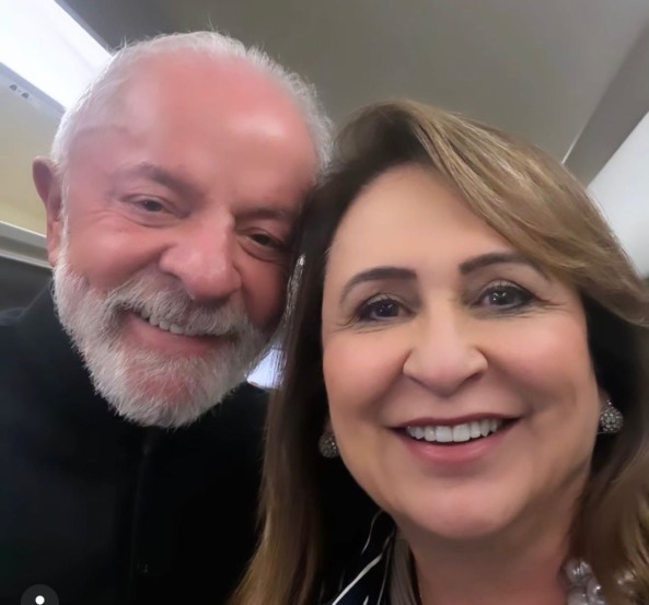 Ex-senadora Kátia Abreu marca “território político” e posta foto ao lado de Lula indo para inauguração de ponte; Laurez também na comitiva