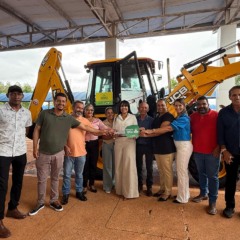 Deputada Janad Valcari entrega retroescavadeira para Jaú do Tocantins