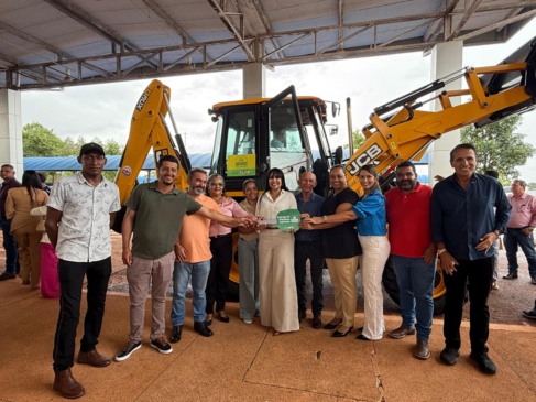 Deputada Janad Valcari entrega retroescavadeira para Jaú do Tocantins