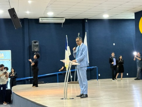 Com aliados, Laurez sanciona novo PCCR em evento lotado por educadores; Secretário diz que governador teve “sensibilidade e coragem política”