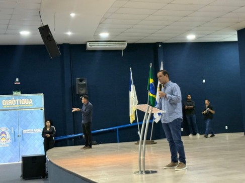 Vicentinho solta o verbo, diz que PCCR não pertence “a um governo” e rechaça críticas: “As narrativas do quanto pior melhor não servem ao povo tocantinense”
