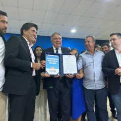 Ao som de novo jingle, Laurez faz discurso emocionado ao sancionar PCCR, alfineta sobre gastos e os que “tentam atrapalhar” e fala em “página virada”