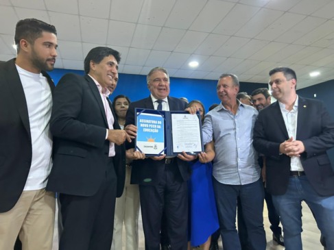 Ao som de novo jingle, Laurez faz discurso emocionado ao sancionar PCCR, alfineta sobre gastos e os que “tentam atrapalhar” e fala em “página virada”