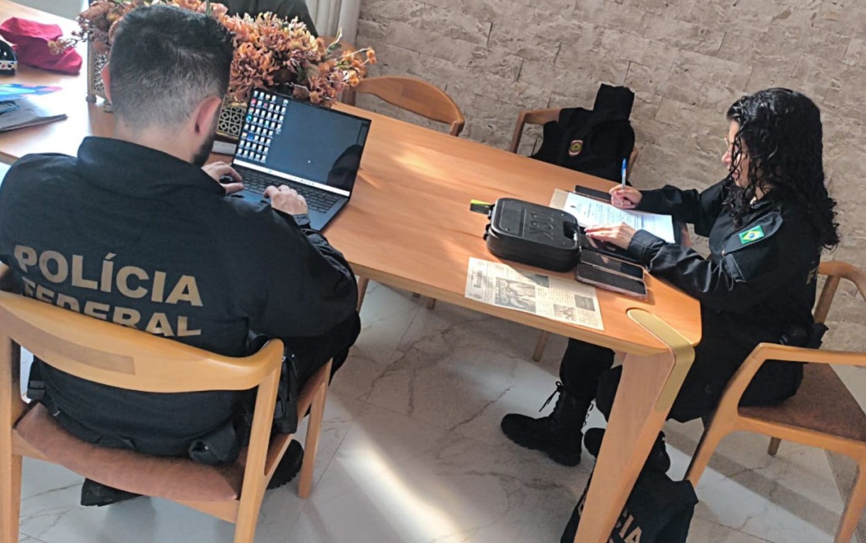 Agesntes da Polícia Federal cumprem mandado de busca durante a Operação Nêmesis - Foto: Divulgação PF 