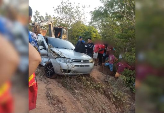 Motorista morre após carro cair em rio na TO-010, em Babaçulândia — Foto: Corpo de Bombeiros/Divulgação