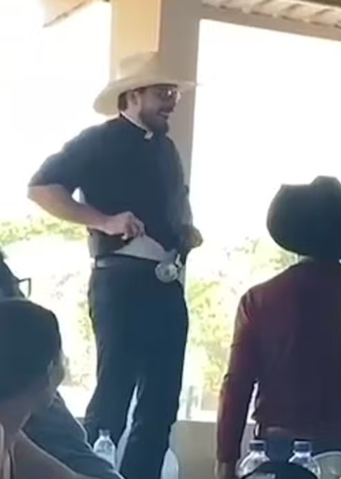 Padre leiloa cueca em festejo no interior do TO, viraliza e reage a polêmica: “Funcionária do capeta”