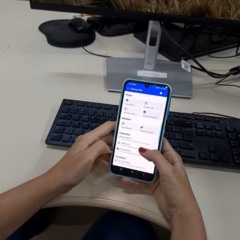 Pessoa segurando celular na área Pix de aplicativo bancário — Foto: Patrício Reis/g1 Tocantins