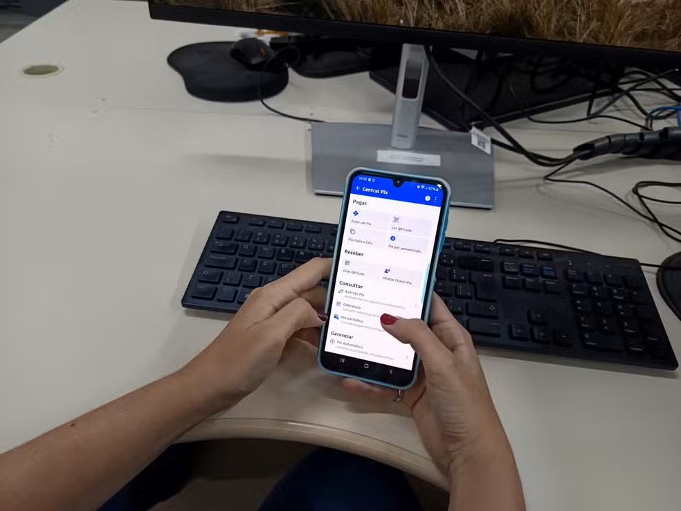 Pessoa segurando celular na área Pix de aplicativo bancário — Foto: Patrício Reis/g1 Tocantins Pessoa segurando celular na área Pix de aplicativo bancário — Foto: Patrício Reis/g1 Tocantins