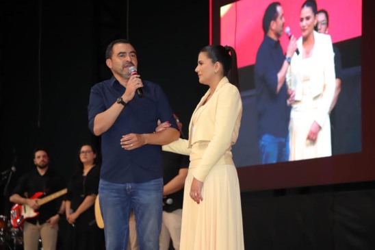 Em culto marcado por fé e gratidão, Governador Wanderlei e Primeira-dama Karynne recebem apoio e orações em Palmas