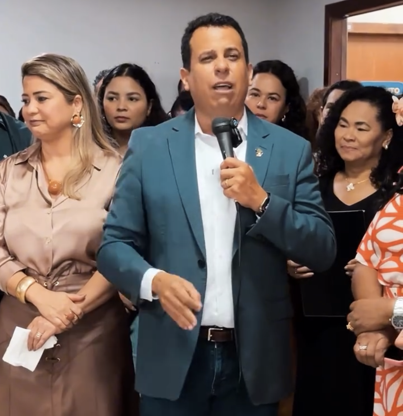 Fábio Vaz é recebido com festa, aplausos e emoção na Seduc: “fortalecido e entusiasmado para dar continuidade”