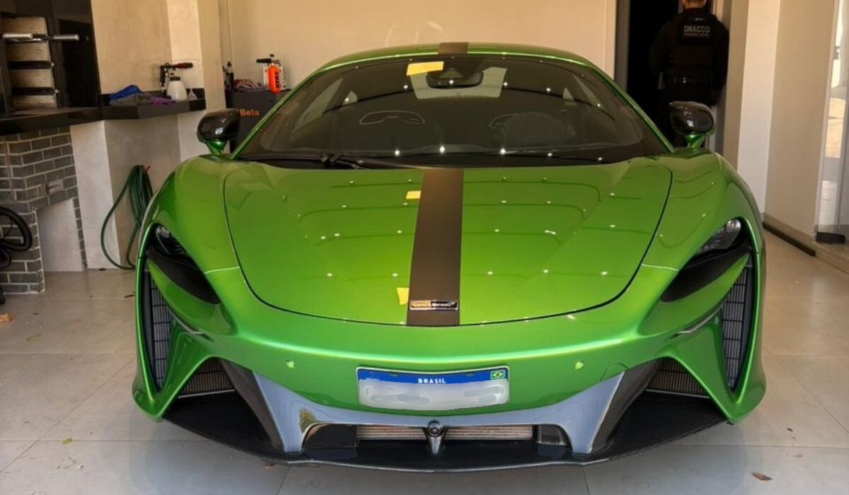 Justiça freia leilão de luxos de Karol Digital; McLaren de R$ 2,3 mi escapa da venda Justiça freia leilão de luxos de Karol Digital; McLaren de R$ 2,3 mi escapa da venda
