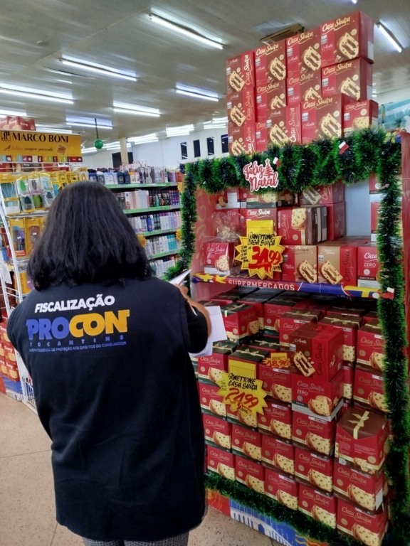 Entre os panetones, o item com maior variação de preços foi o panetone tradicional de 400 g da marca Parati, com diferença de 61%, custando entre R$ 18,99 e R$ 30,49 - Foto: Ascom Procon/Governo do Tocantins
