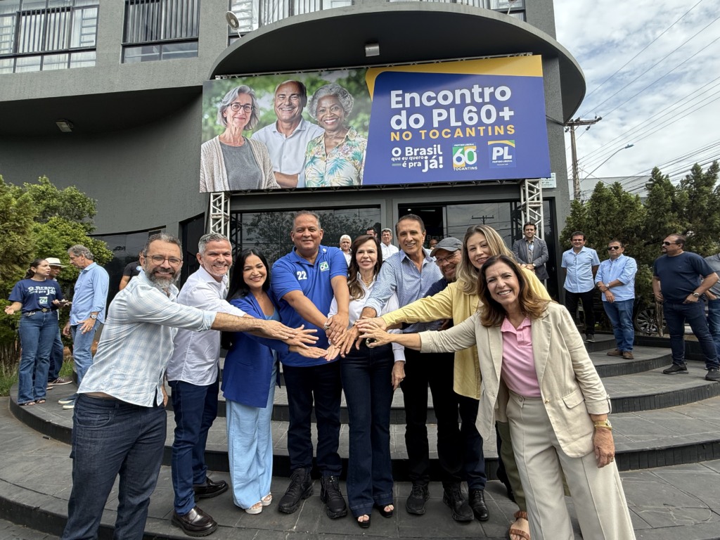 Entrosamento político: Eduardo Gomes, Dorinha e Gaguim chegam juntos em evento lotado do PL60+