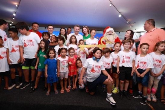 Ao lado dos senadores, Eduardo Siqueira Campos acende iluminação natalina de Palmas e conduz passeio ciclístico na abertura da programação