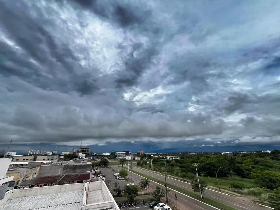 Semana começa com previsão de fortes chuvas e alertas laranja e amarelo 