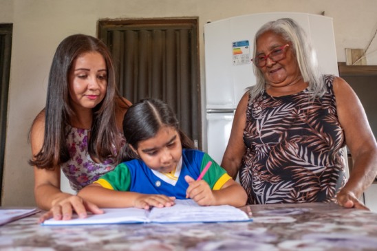 Rostos da Transformação: Mesmo com pais surdos, aos 6 anos, Larissa Manoela já entende o valor da educação