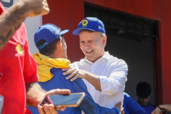 04/04/2025 - O Prefeito Eduardo Siqueira Campos visitou obras e circulou pela cidade para ouvir a população.Palmas - TOFoto: Edu Fortes