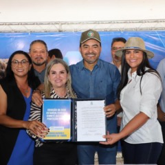 Primeira-dama Karynne Sotero, com o governador Wanderlei Barbosa e a secretária Cleizenir, celebra a Rede Cuidar, que dá origem ao Cartão AlimenTO e fortalece a proteção social - Foto: Loise Maria
