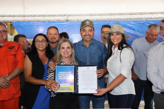 Primeira-dama Karynne Sotero, com o governador Wanderlei Barbosa e a secretária Cleizenir, celebra a Rede Cuidar, que dá origem ao Cartão AlimenTO e fortalece a proteção social - Foto: Loise Maria
