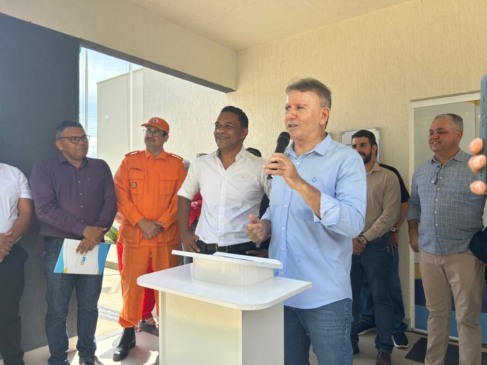 Ao entregar mais uma USF, Eduardo Siqueira faz questão de destacar bancada e promete “arrancada” de obras em 2026