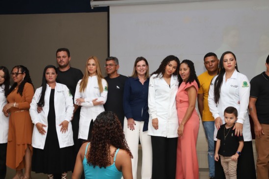 Durante formatura, Claudia Lelis destaca a força da formação técnica na saúde