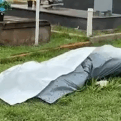 Corpo &eacute; deixado em gramado de cemit&eacute;rio em Tocantin&oacute;polis &mdash; Foto: Rede Bico TV/